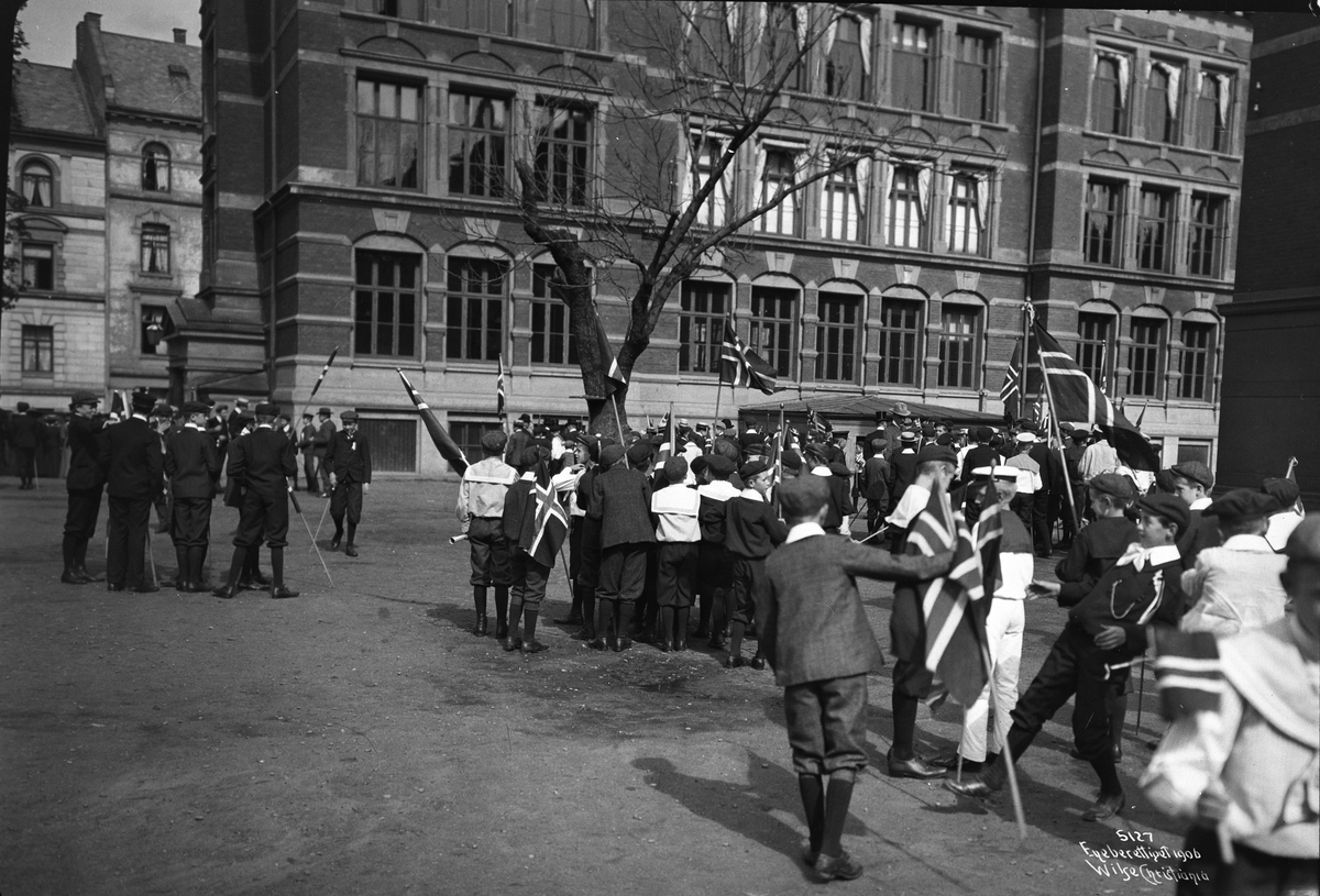 Anders Beer Wilse, "Prot: 17de Mai Toget I Skolegården før Avgang 17/5 1906