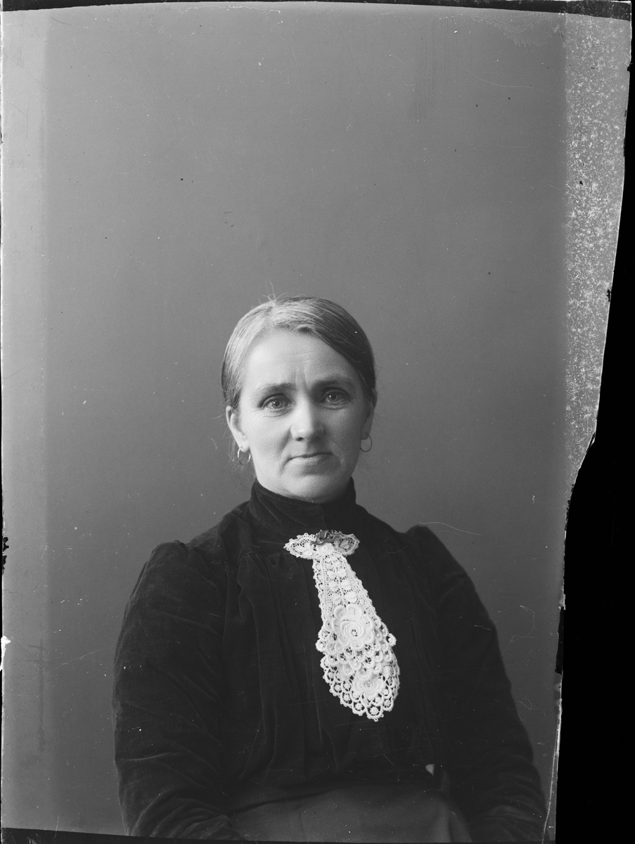 Skötsner-Edhlund, Ateljéporträtt - kvinna, Östhammar, Uppland