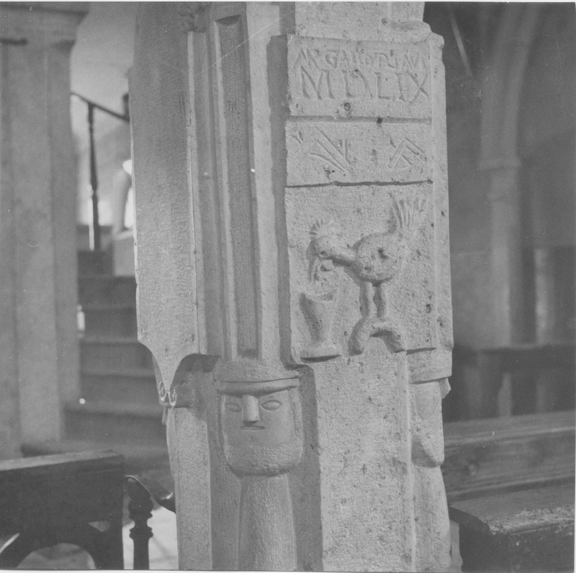 Branko Fučić, Momjan (Buje), župna crkva sv. Martina, detalj unutrašnjosti: dio prvog stupa do glavnog oltara na sjevernoj kolonadi, 1559. godine