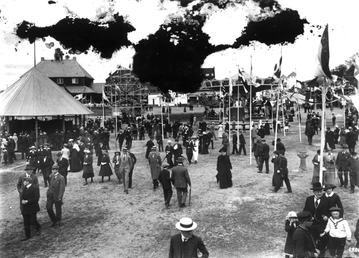 Hermann Christian Neupert, Jubileumsutstillingen på Frogner, Oslo, 1914. Publikum på vandring mellom paviljongene.