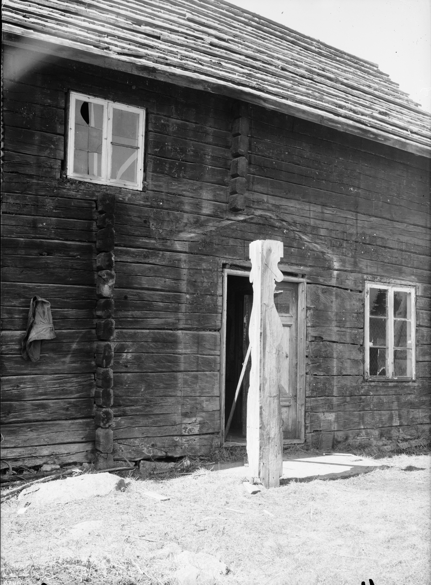 Paul Sandberg, Stolpe till veranda, Anders-Pehrsgårdens mangårdsbyggnad under restaurering, Fröslunda, Altuna socken, Uppland 1939
