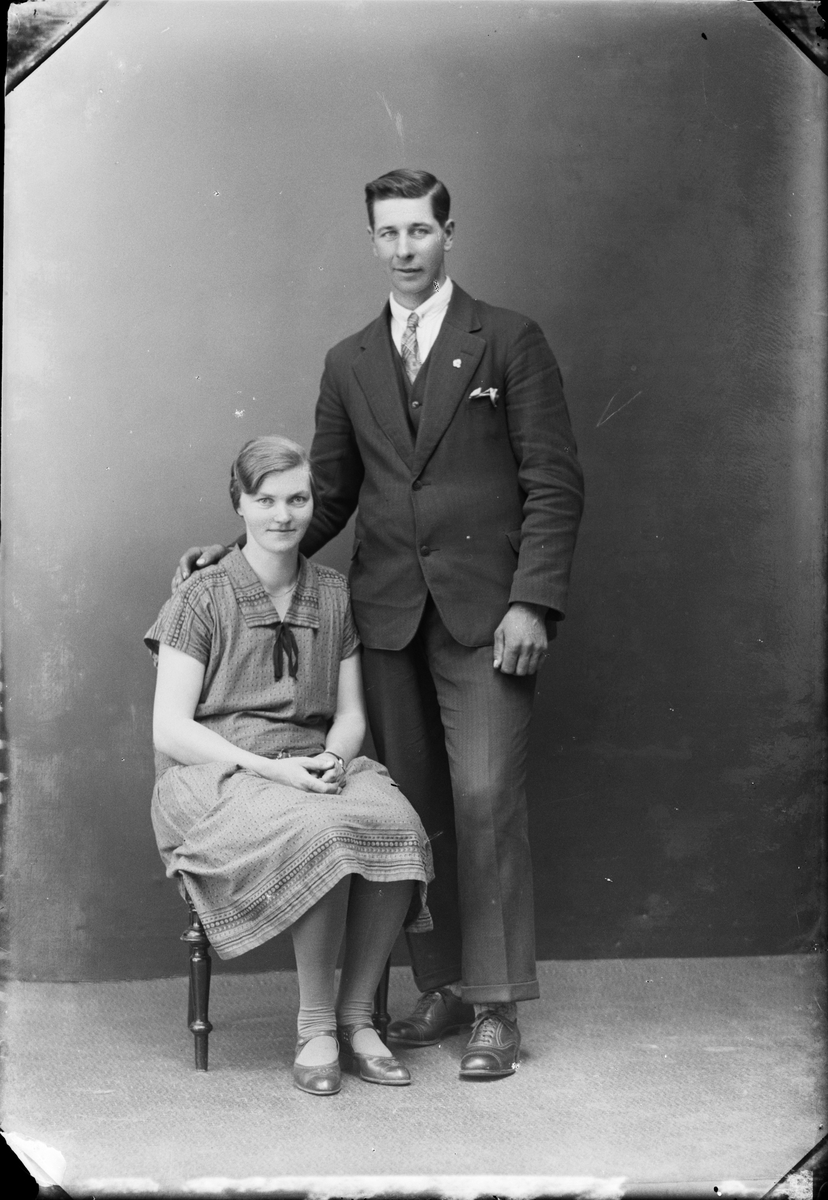 Skötsner-Edhlund, Ateljéporträtt - kvinna och man från Sanda, Harg socken, Uppland