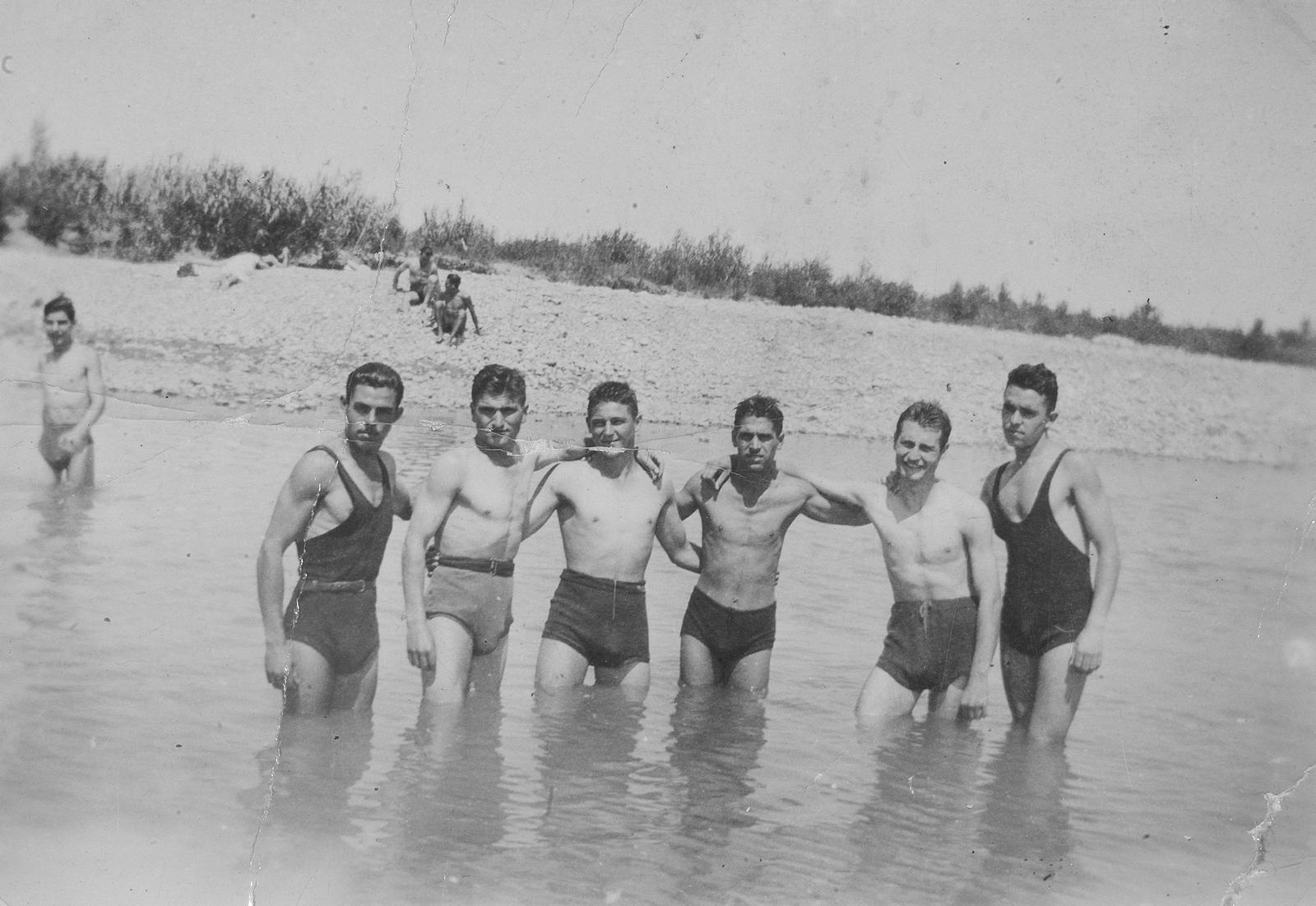 Desconegut, [Portrait on the beach]