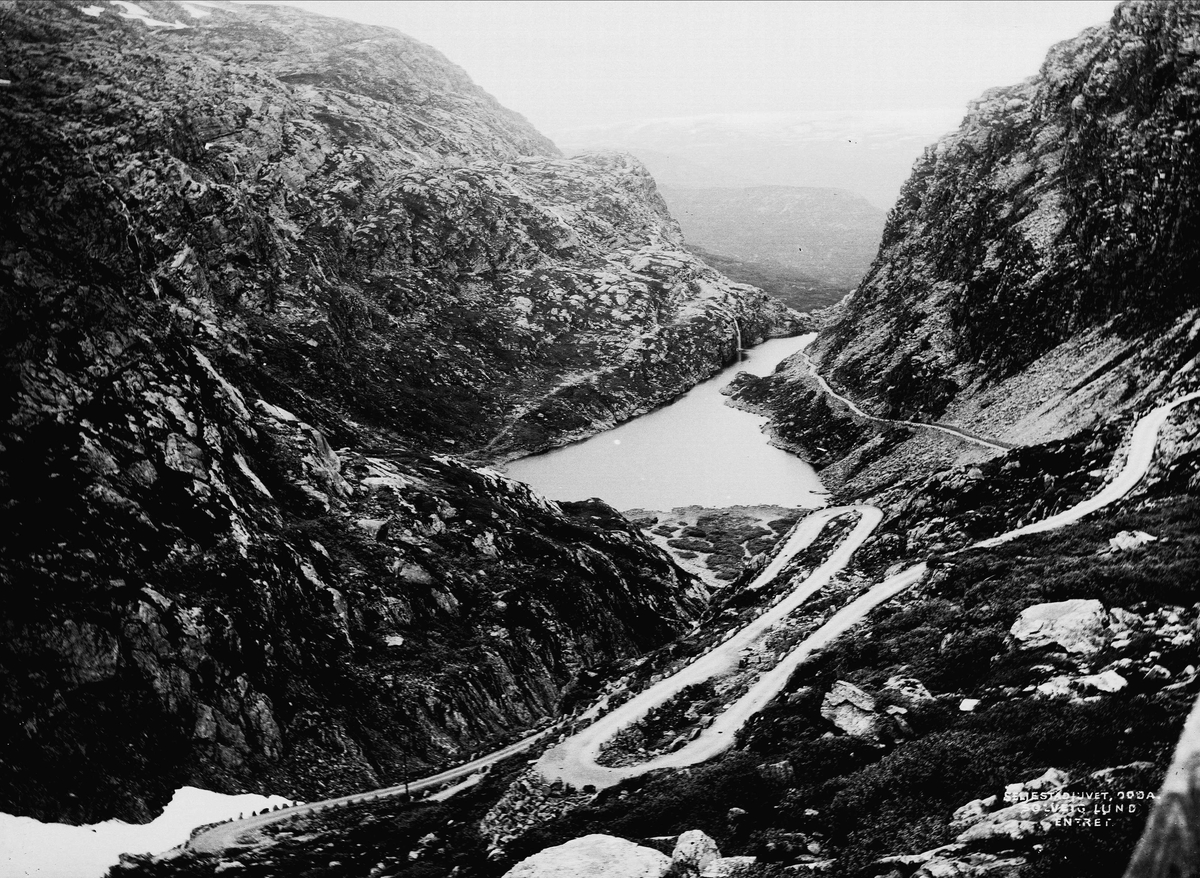Solveig Lund, Seljestadjuvet ved Odda i Hordaland. Viser ferdselsvei.