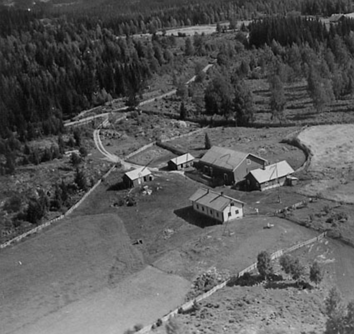 Widerøes Flyveselskap A/S, FLYFOTO HAGABAKKEN GARD, VALLSET
