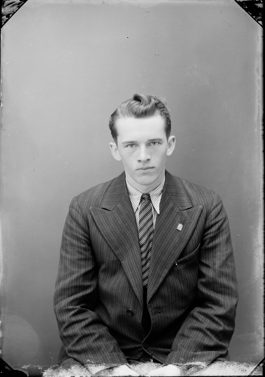 Skötsner-Edhlund, Ateljéporträtt - Henry Eriksson från Väddika, Hökhuvud socken, Uppland