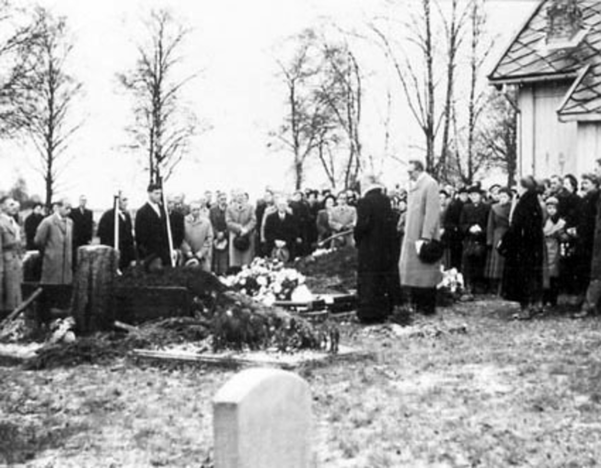 Anno Domkirkeodden, BEGRAVELSE ETTER BIRGER VESTJORDET, OTTESTAD KIRKE, KIRKEGÅRDEN, FOLK, OTTESTAD,
