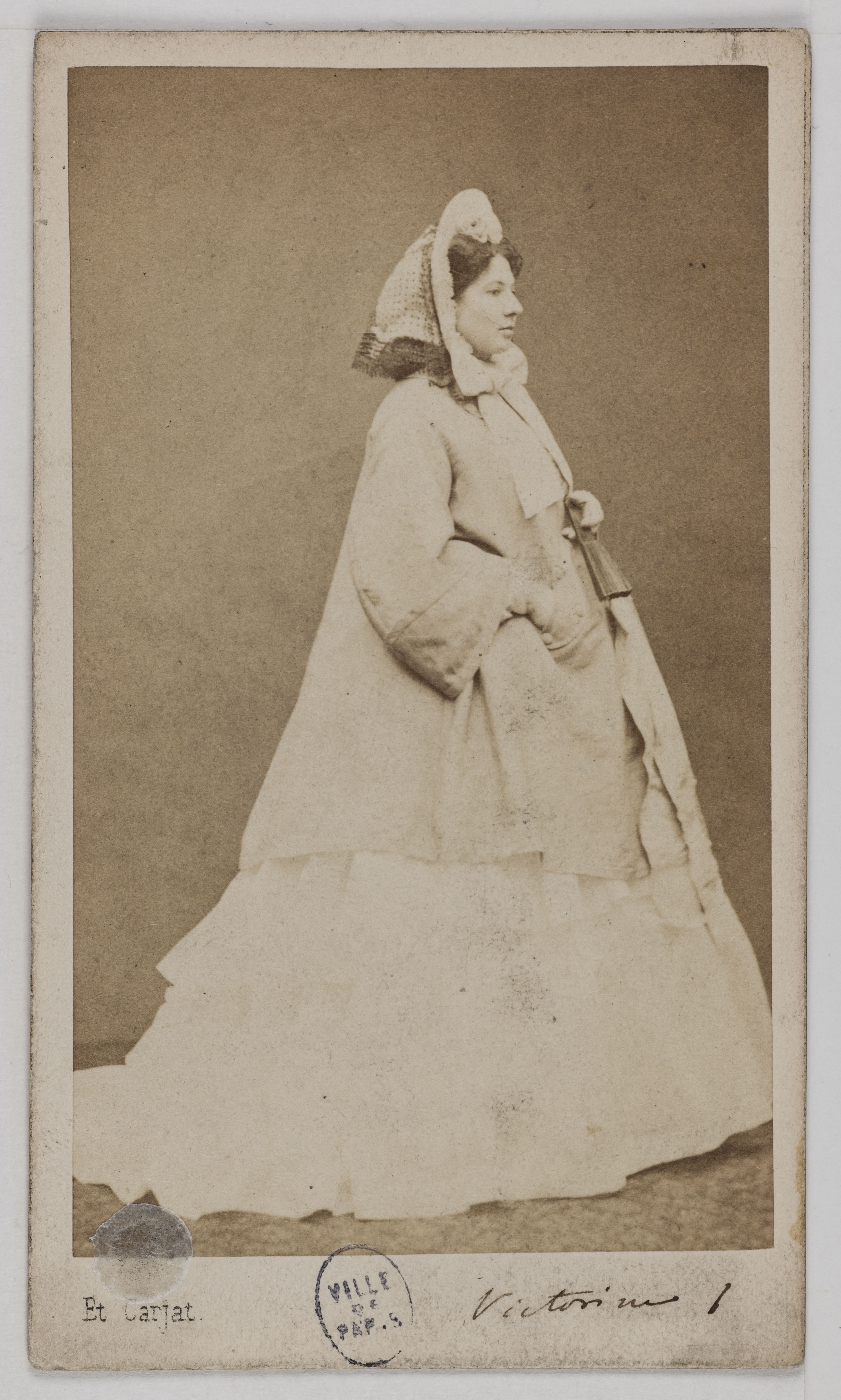 Carjat & Cie, Portrait de Victorine Paturel (-1885), dite Victorine, actrice à la Comédie Française entre 1858 et 1876 et à l'Odéon entre 1858 et 1875.