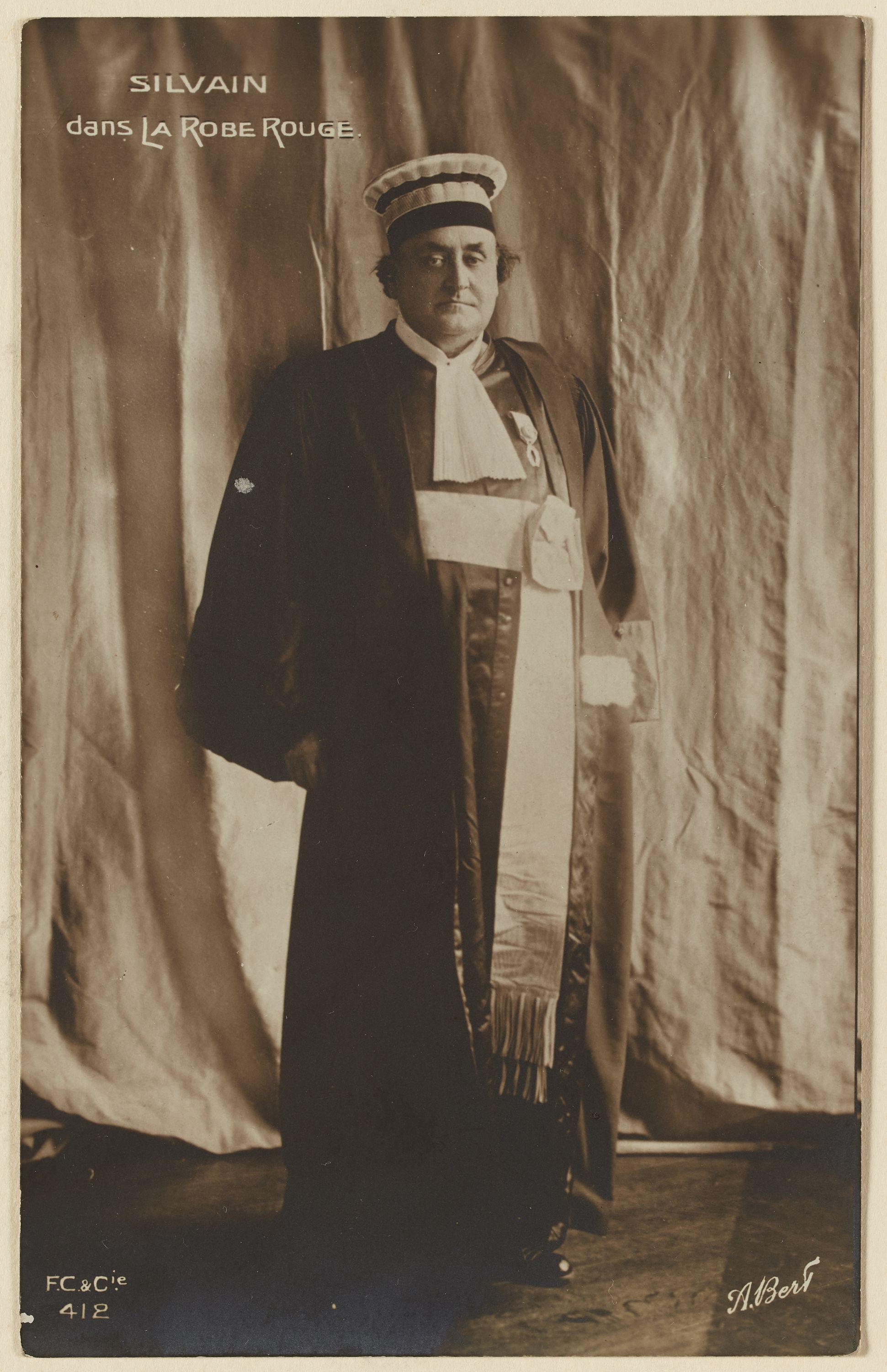Anonyme, Silvain /dans La Robe Rouge
