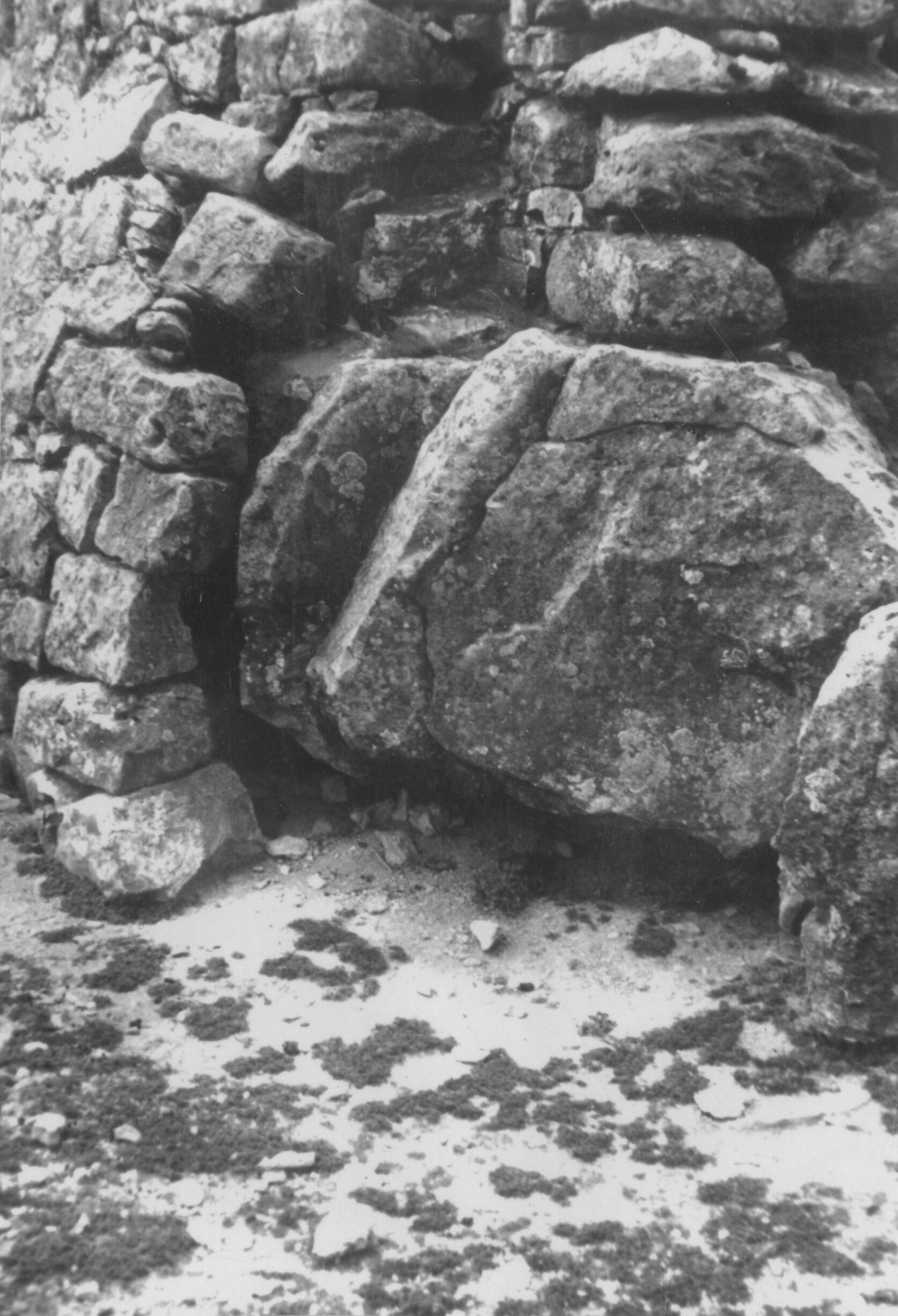 Branko Fučić, Boljun (Lupoglav), ruševna kapela sv. Petra, detalj unutrašnjosti