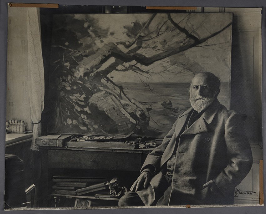 Hermann Schweitzer, Karl Hagemeister im Atelier vor einem seiner Gemälde, um 1931