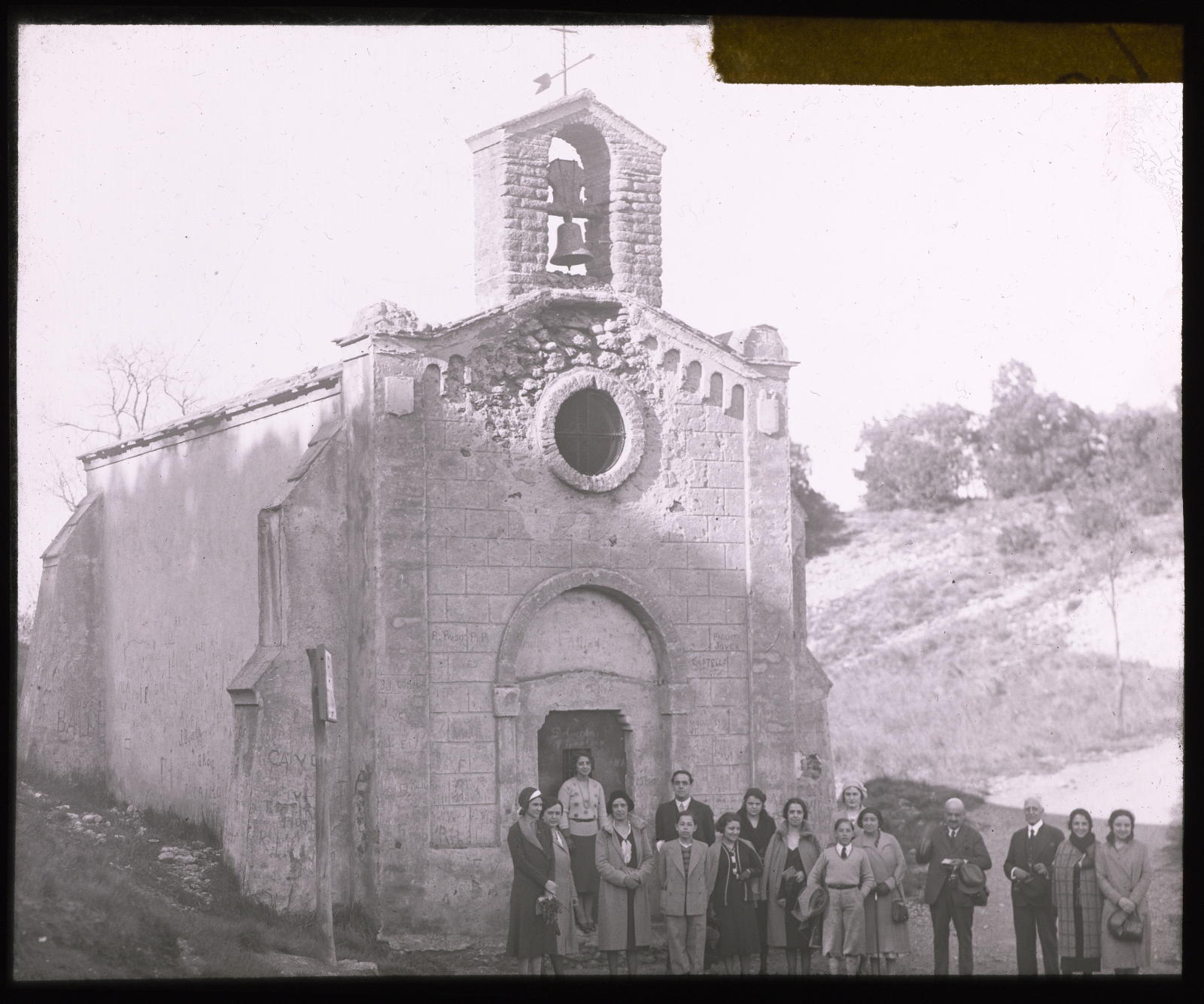 Desconegut, [Grup davant d'una ermita]