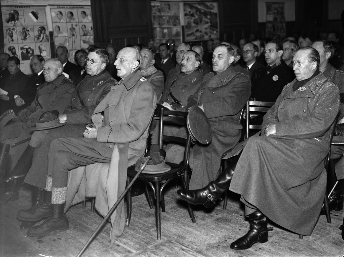 Paul Sandberg, "Luftskyddsövningen utomordentligt realistisk" - överbefälhavare, general Olof Thörnell, kronprins Gustav Adolf, prins Carl, general Cederschiöld och försvarsstabschefen, Uppsala december 1942
