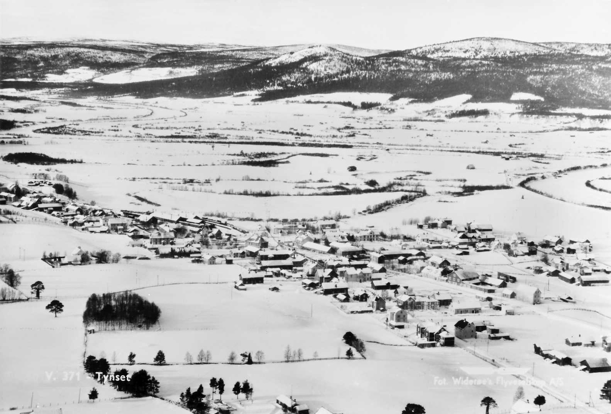 Widerøes Flyveselskap A/S, Tynset sentrum, vinter.