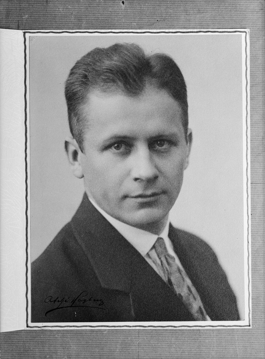 Paul Sandberg, Reprophotography - portrait of folk school teacher Ruben Hedberg, Vendel, 1942