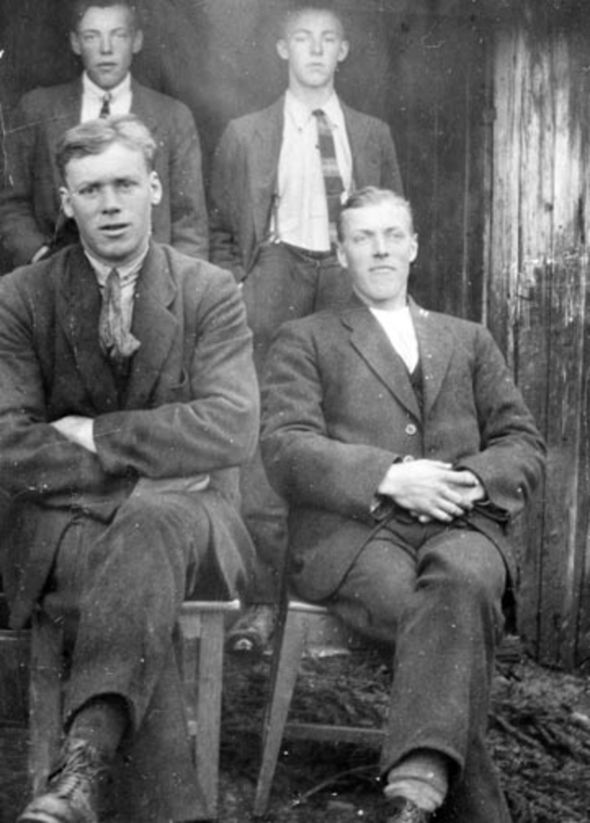 Anno Domkirkeodden, Myhrehagen-karer i 1923. Foran fra venstre er Karl F: 1901, Emil F:1898, bake er Martin F: 17 juli 1903, Magnus F: 1907, Nes, Hedmark.