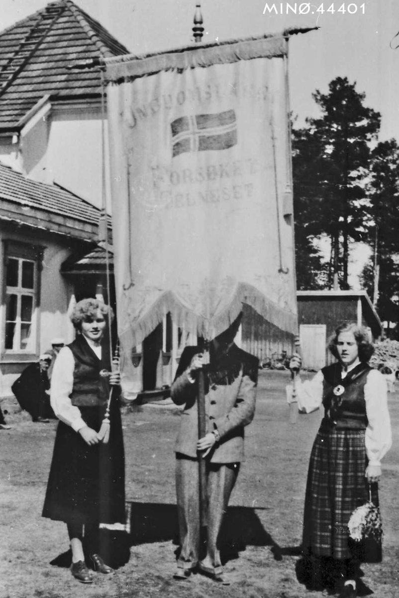 Rachel Haarseth, Personer, klær, fane, skolebygning.