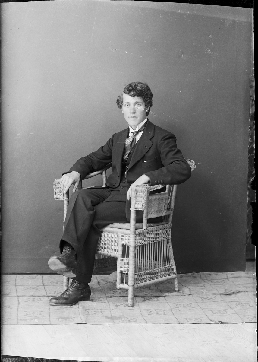 Skötsner-Edhlund, Ateljé Portrait - Linus Andersson from Långunda, Hök’s Head, Uppland 1922