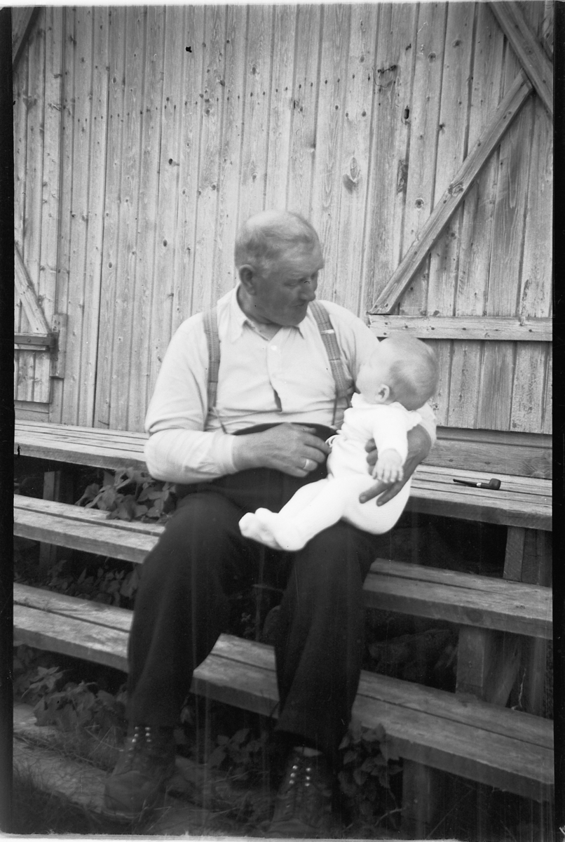 Håkon Prestkværn, Eldre mann med en baby på armen.