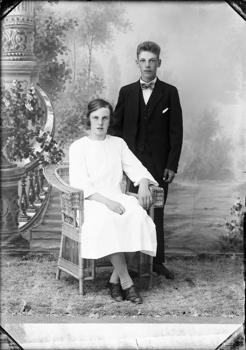Skötsner-Edhlund, Ateljéporträtt - G. Seger från Ånö, Hökhuvud socken och Harry Söderberg från Hargshamn, Harg socken Uppland 1926