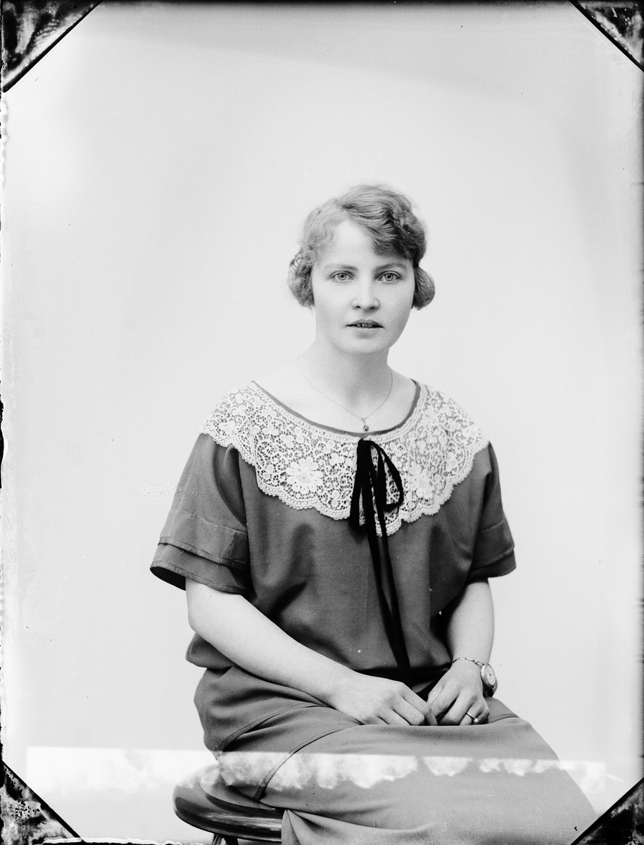 Skötsner-Edhlund, Ateljé Portrait - Disa Ekström from Östhammar, Uppland 1926