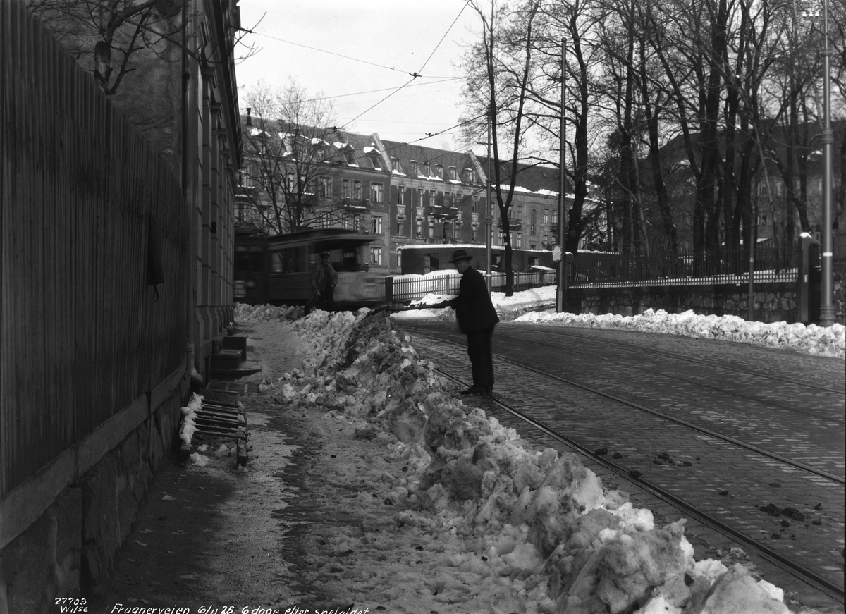 Anders Beer Wilse, "Prot: Oslo - Sneskavler langs fortaug "