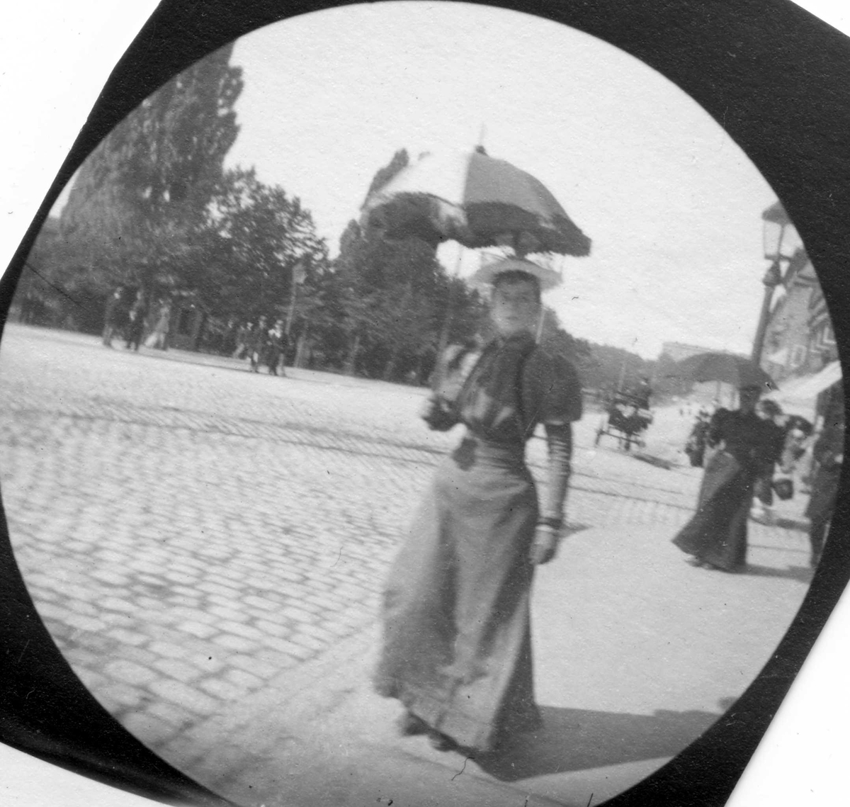 Fredrik Carl Mülertz Størmer, Frk. Olivia Barth spaserer nedover Karl Johan. Hun er datter av marinemaler Barth.