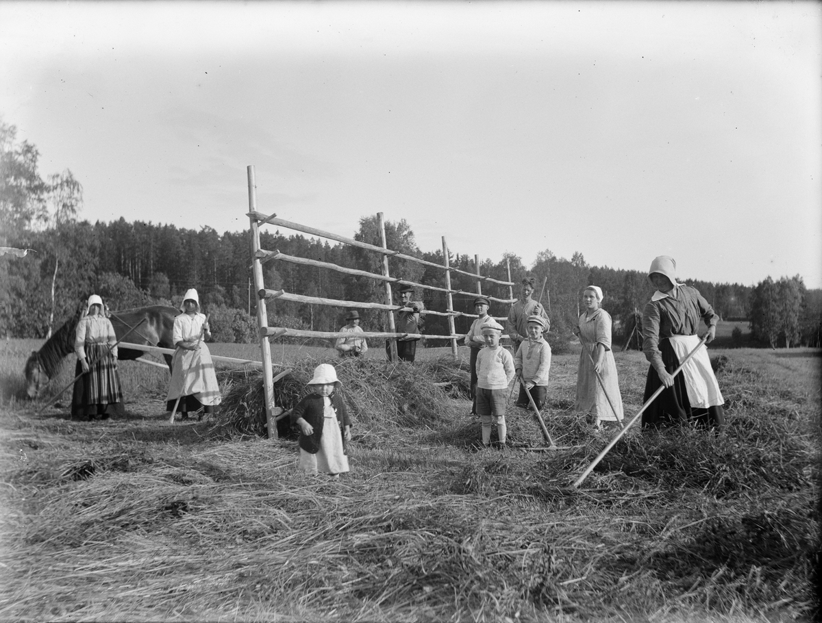 Josef Ärnström, Höbärgning - sommarsemester i Söder Rälta, Leksands socken, Dalarna 1920-talet