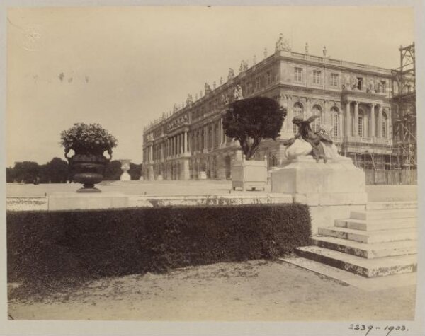 Atget, Jean-Eugène-Auguste, Exterior view of Palace, Versailles, France