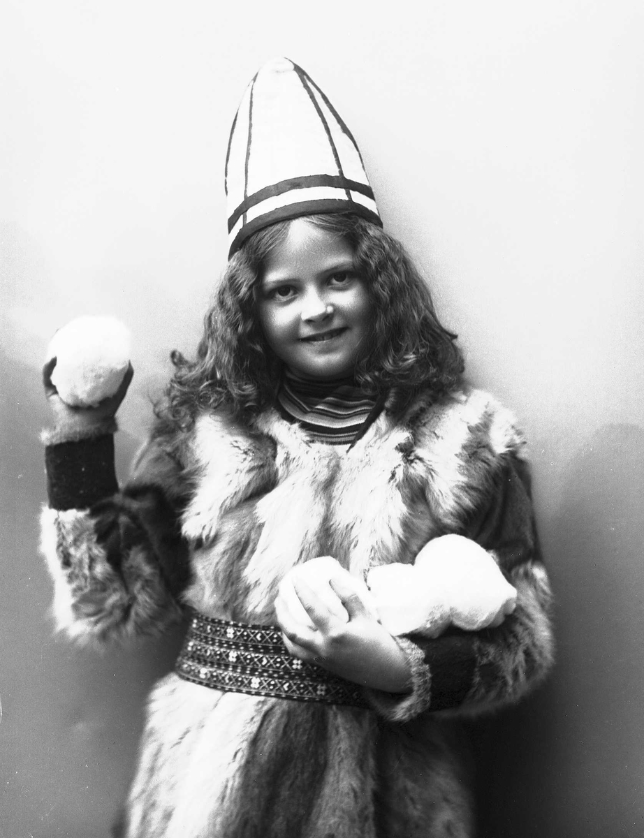 Solveig Lund, Pike i sameliknende drakt med pesk, lue og jukse snøballer i hendene.