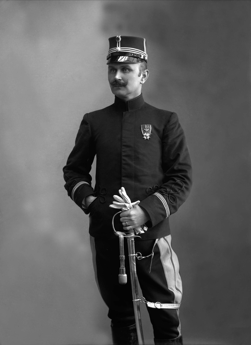 Gustav Borgen, Portrett, Per (Johan Peter) Graff-Wang i uniform som kaptein ved Ingeniørkorpset.