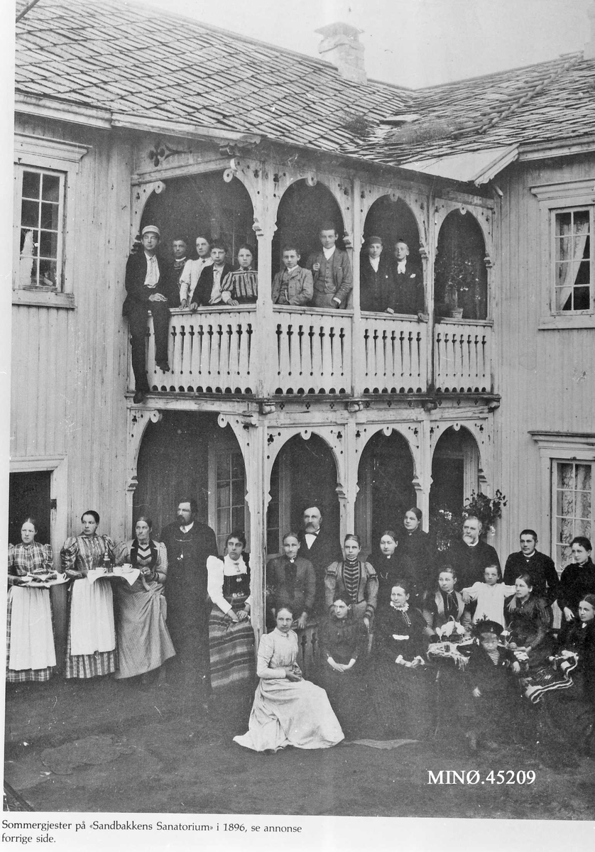 Ukjent, "Sommergjester på Sandbakkens Sanatorium i 1896". Avisutklipp