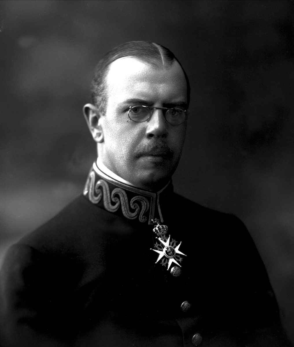 Gustav Borgen, Portrett, legasjonsekretær Westmann i uniform for den svenske utenrikstjenesten.