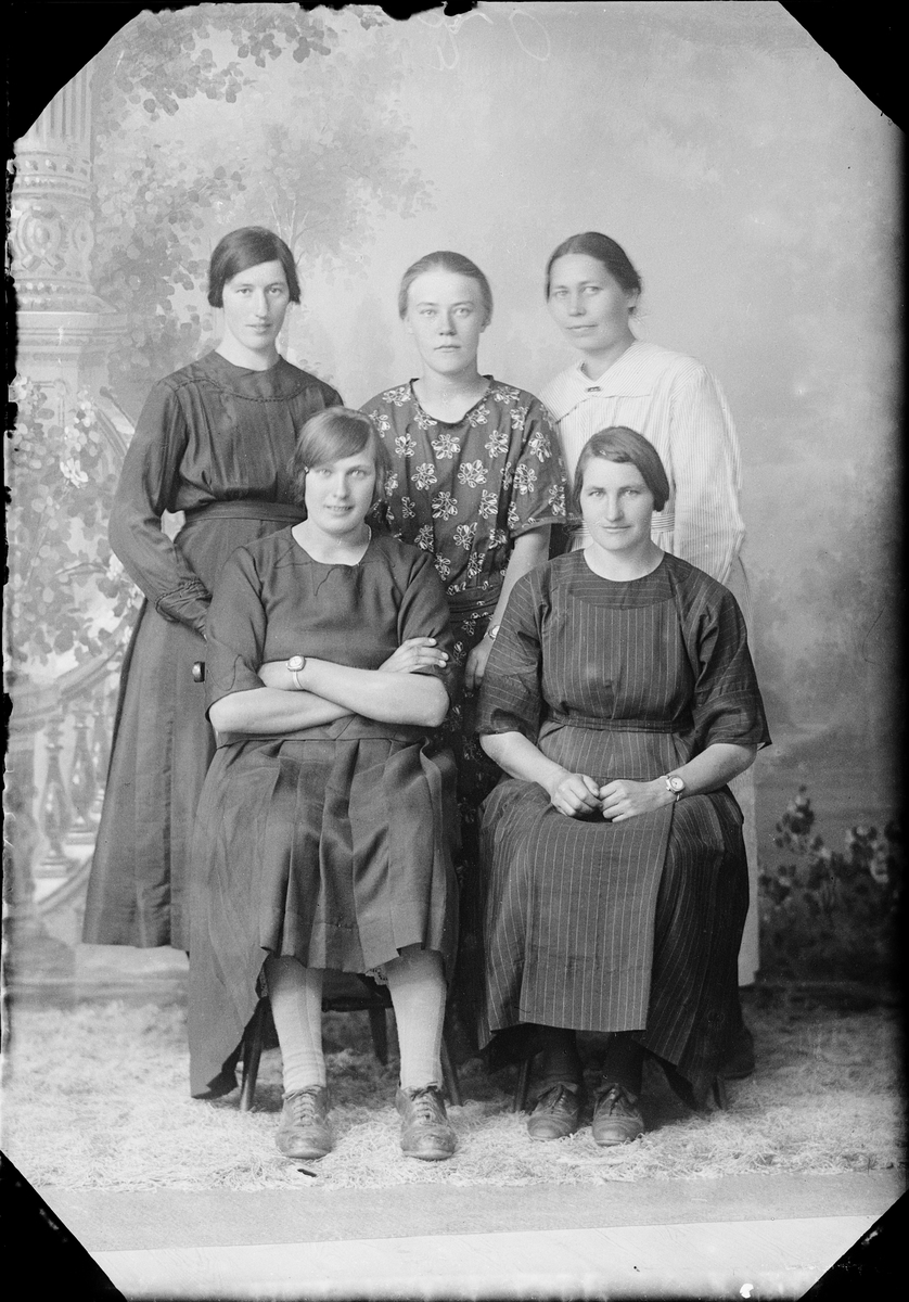 Skötsner-Edhlund, Ateljéporträtt - Anna Andersson från Kolarmora, Hargs socken och fyra kvinnor, Östhammar, Uppland 1923