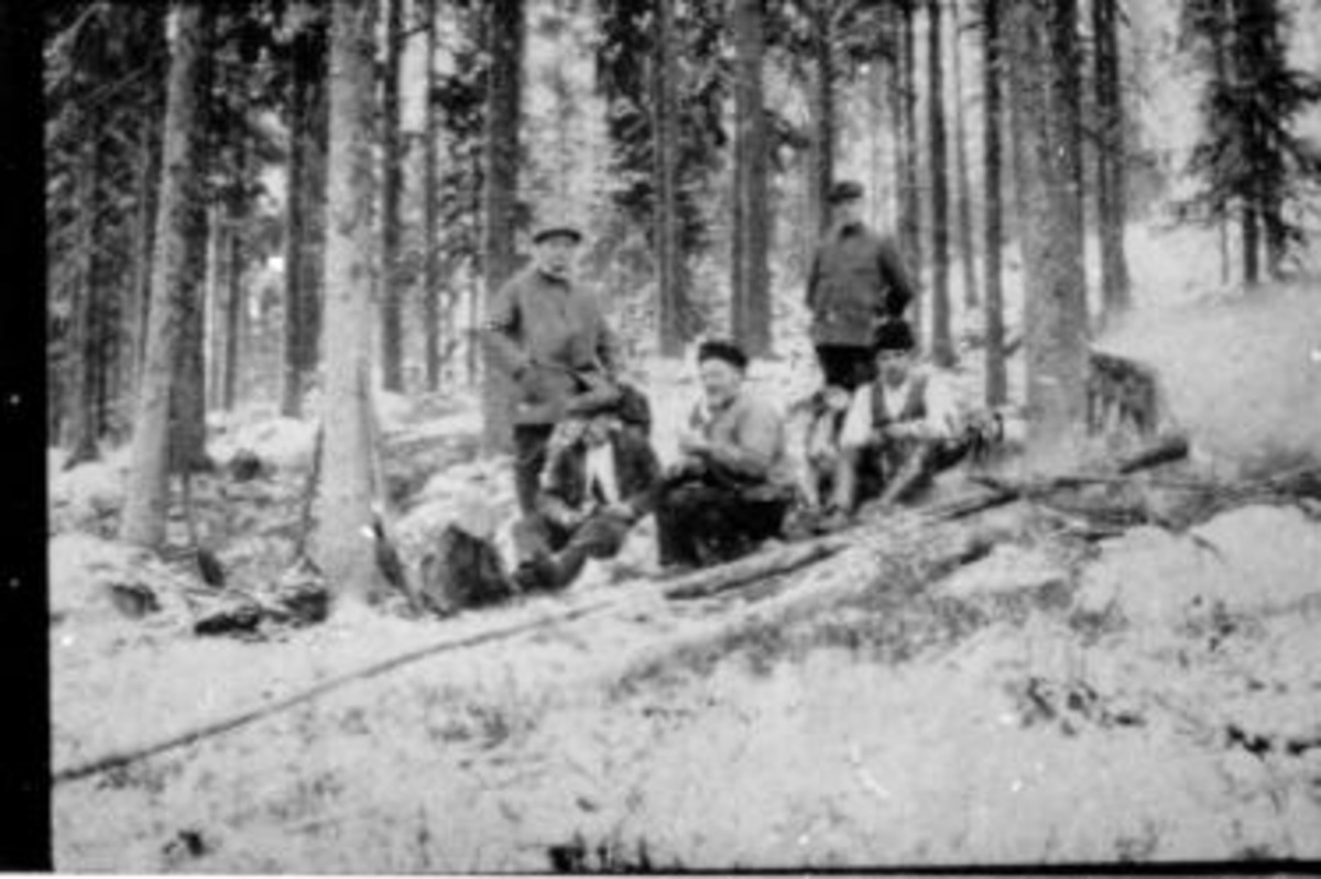 Anno Domkirkeodden, Kaffepause i jakta. 5 jegere i skogen. Jaktvåpen.