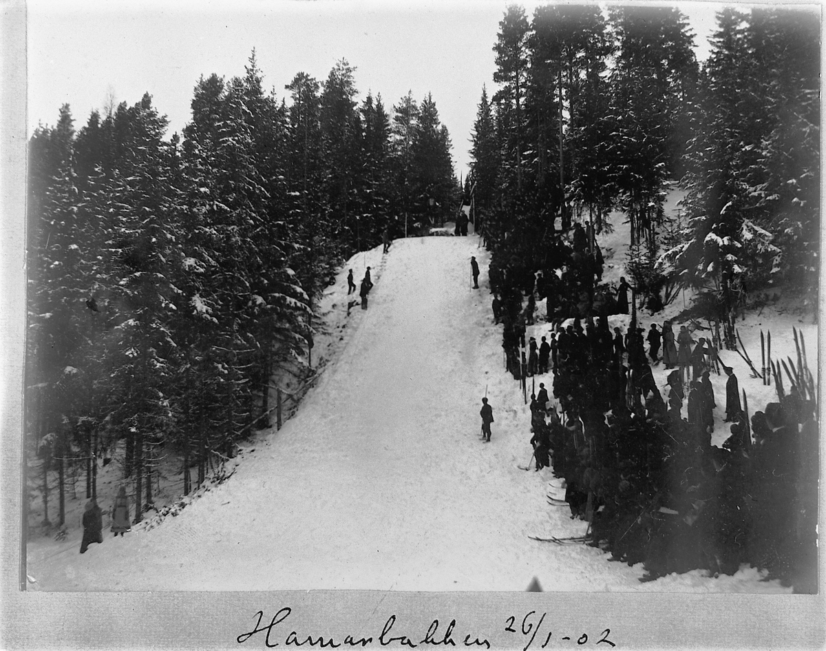 Johan Albert Steen, HAMARBAKKEN, HOPPRENN 26-1-1902. SKIRENN. STO FERDIG TIL BRUK I 1902 OG VAR DA ARENA FOR DET FØRSTE AMTSKIRENNET MED 188 HOPPERE, OG 1500 TILSKUERE VAR TILSTEDE.