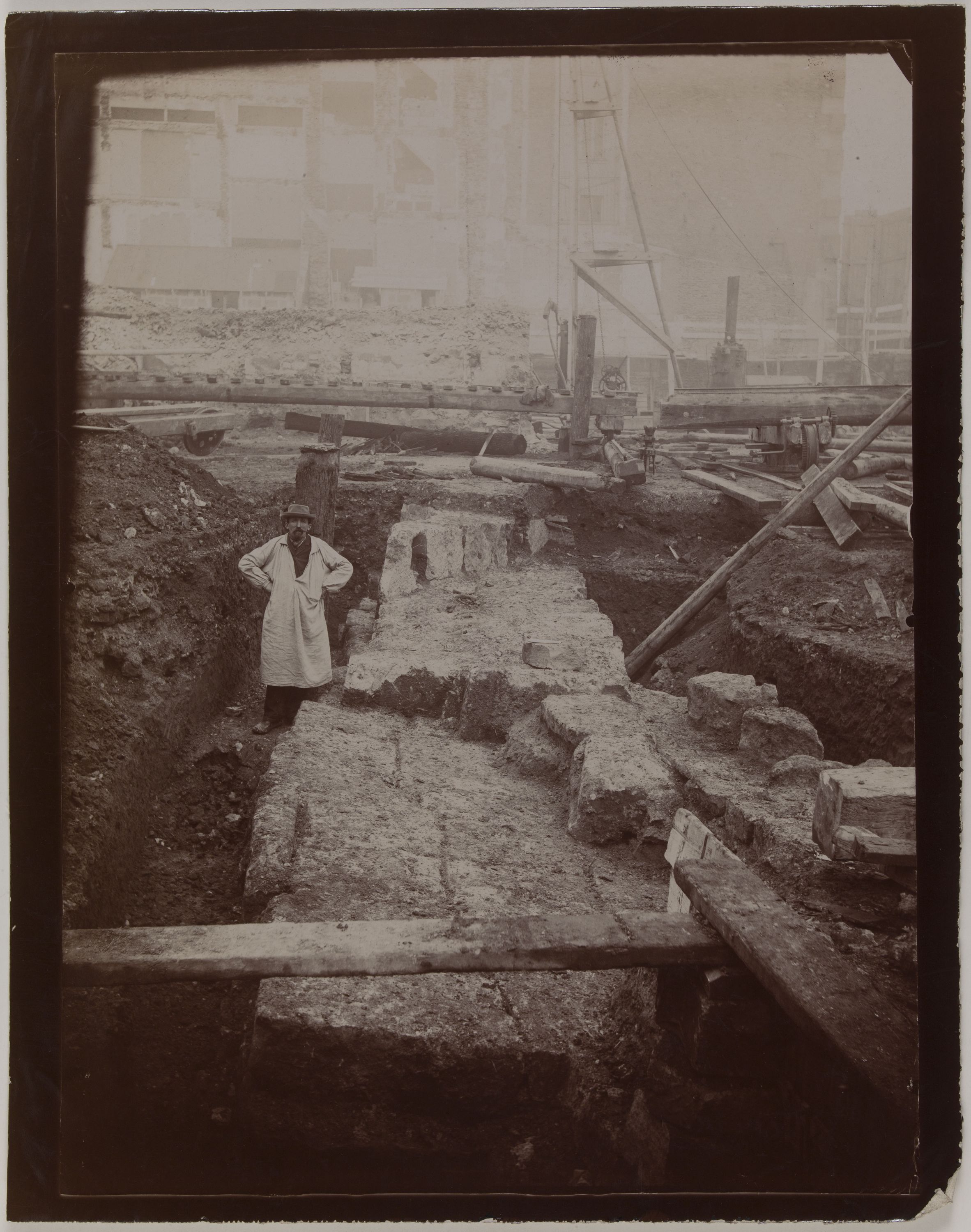 Anonyme, Portrait d'un homme sur un terrain de fouilles
