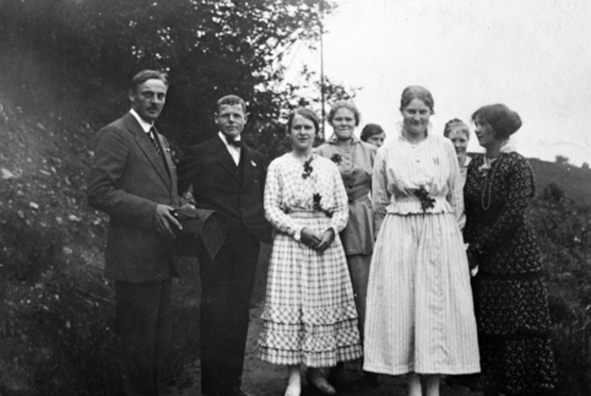 Anno Domkirkeodden, Simenstad gard i Veldre. F. v ukjent, Kristian Solberg, Ingeborg, Solberg, ukjent, Dorthea Solberg, ukjent, Kristine Simenstad og Julie Simenstad