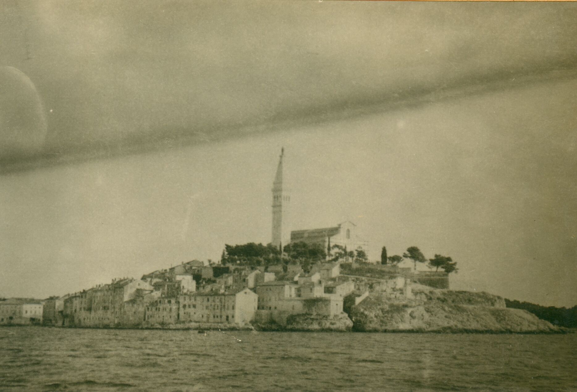 Branko Fučić, Rovinj, panorama starog dijela grada na poluotoku sa zapadne strane s mora