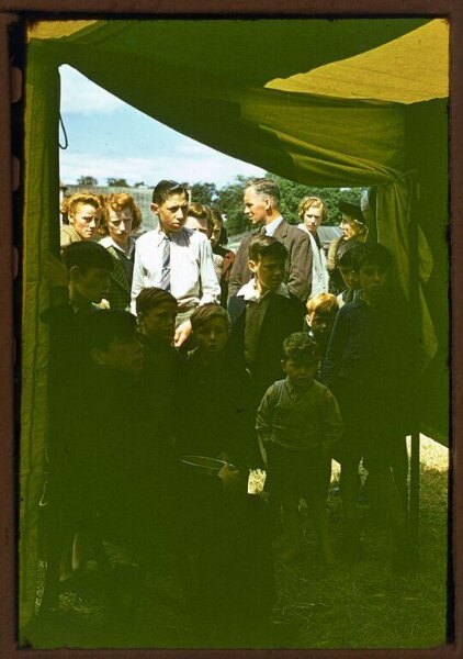 Hinde, John Wilfrid, group of people waiting to enter a circus tent