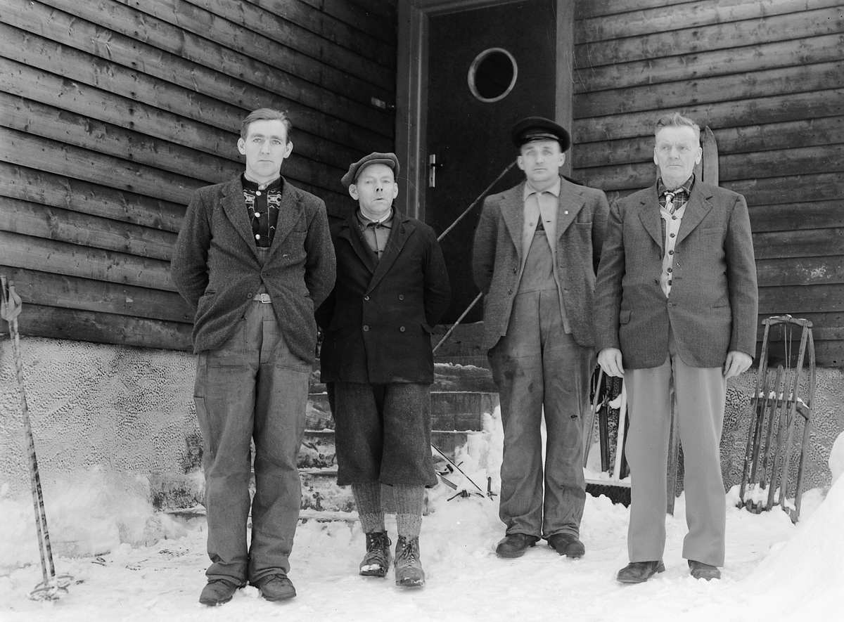 Håkon Prestkværn, GRUPPE 4 MENN, BESTILT VED JOHANNES OLAVSEN, 1947. Fra høyre Harald Olafsen, Martin Olafsen, Johannes Olafsen og siste mann er ukjent.