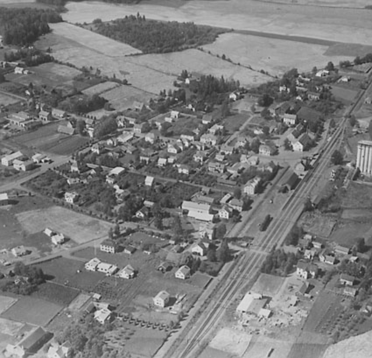 Widerøes Flyveselskap A/S, STANGEBYEN, SILO OG STASJON, FRA SØR, FLYFOTO