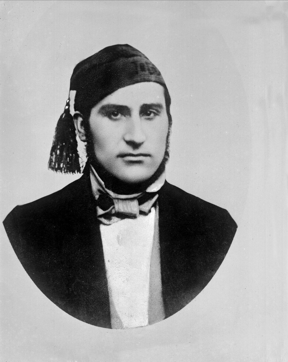 Gustav Borgen, Portrett av mann med spesiell lue. Fez?