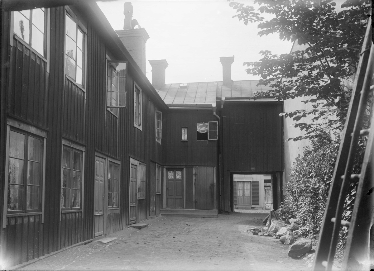 Alfred Dahlgren, Gårdsinteriör, Dragarbrunnsgatan 26, kvarteret Svanen, Dragarbrunn, Uppsala 1908