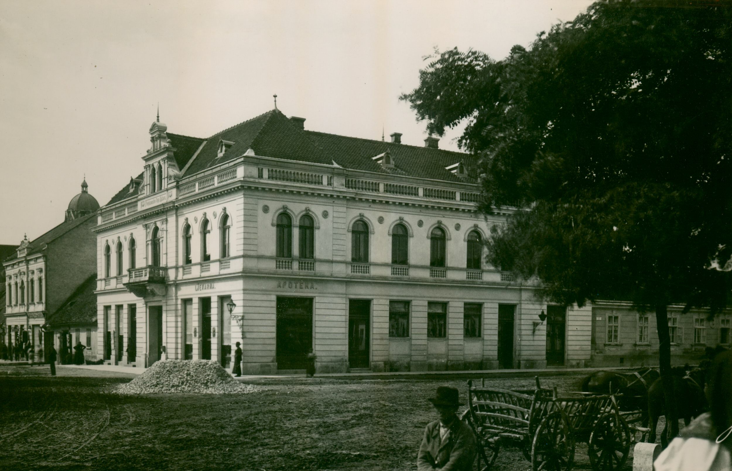 Josip Brunšmid, Đakovo - kuća – apoteka, sagrađena u drugoj polovici 19. stoljeća, nakon Drugog svjetskog rata općina (G. N. O.)