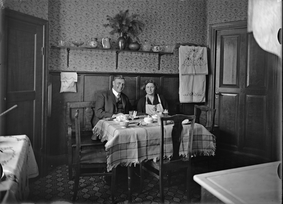 Paul Sandberg, Kvinna och man vid köksbord, sannolikt Uppsala 1933
