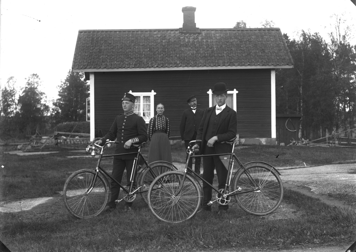 Gustaf Ferdinand Hallberg, Four people, two bicycles, residential buildings.