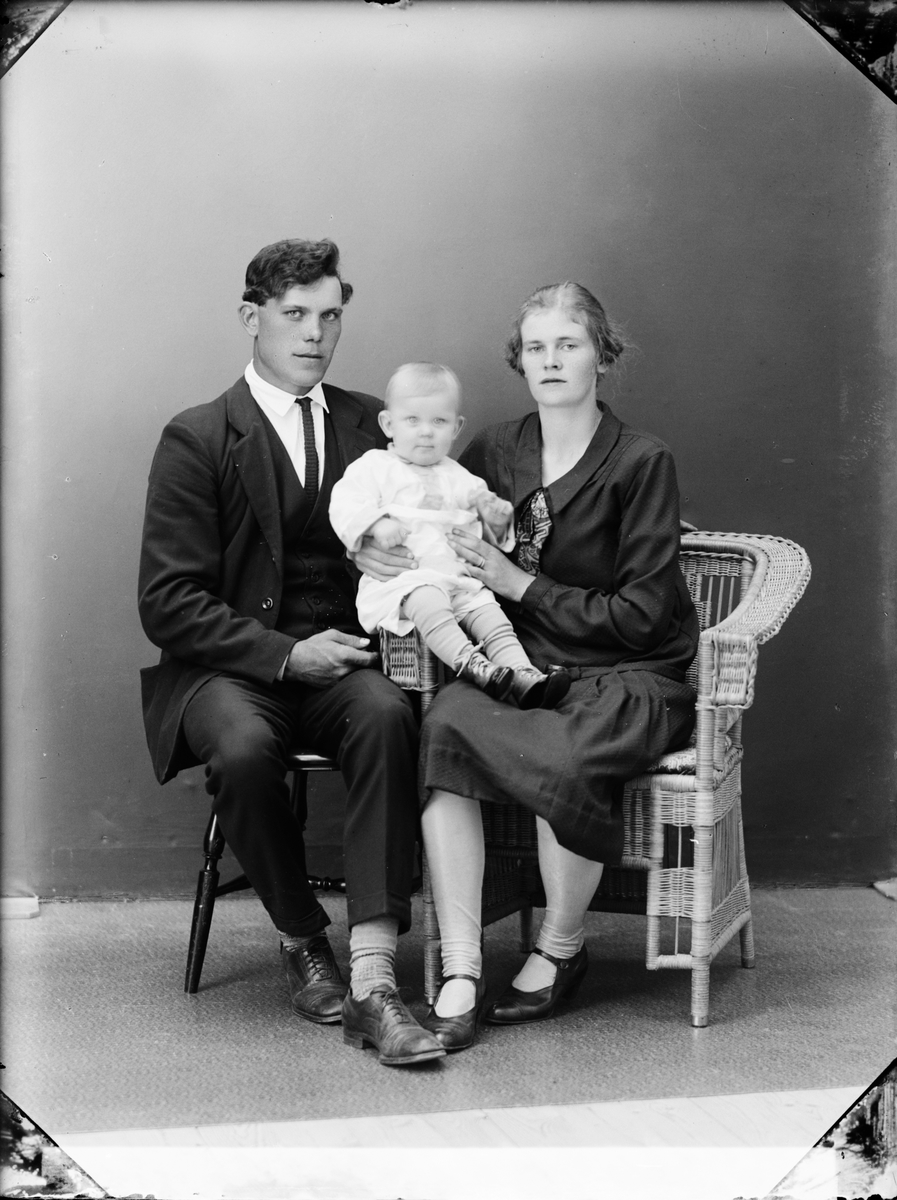 Skötsner-Edhlund, Ateljé Portrait - Otto Eriksson family from Björnäs, Uppland