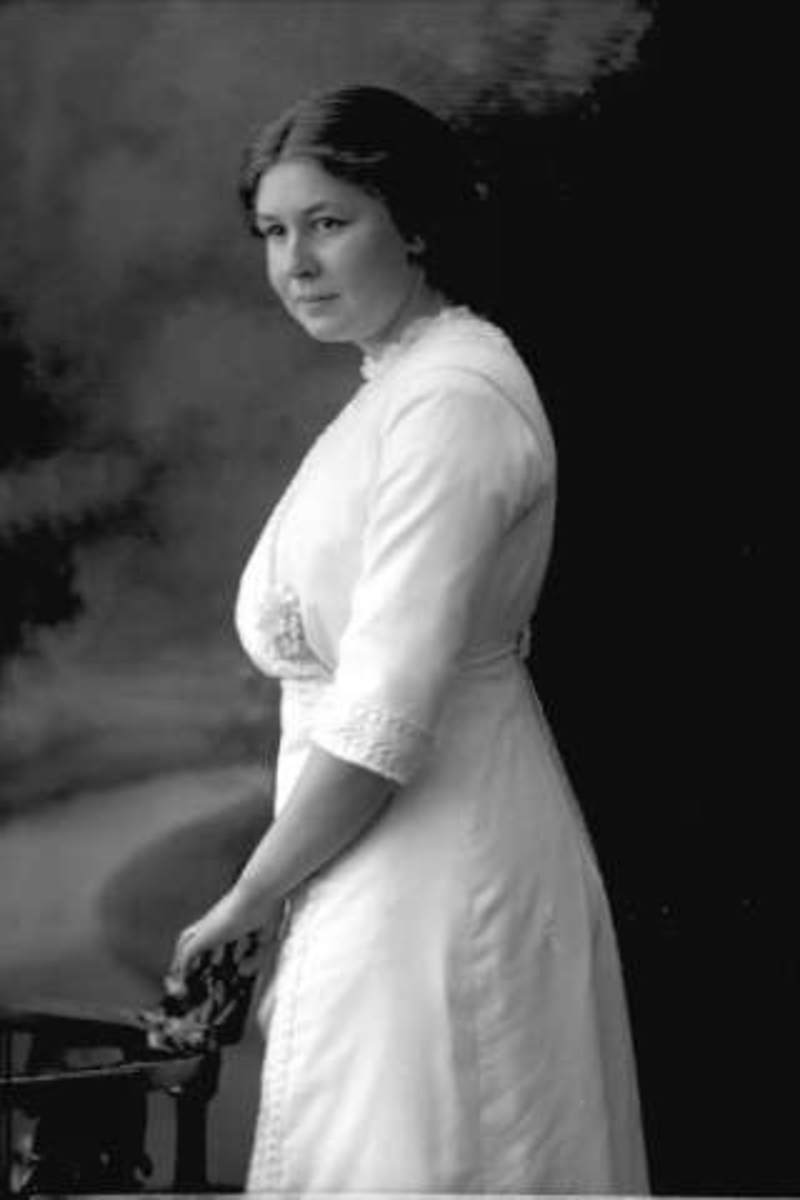 Gustav Borgen, Portrett, kvinne i lys drakt. Ingeniør Husebys datter.