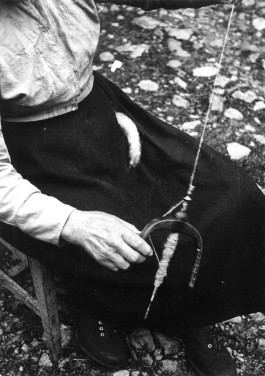 Anna Grostøl, Vinje, Rauland, Telemark 1939. Gro Vå spinner på håndtein.